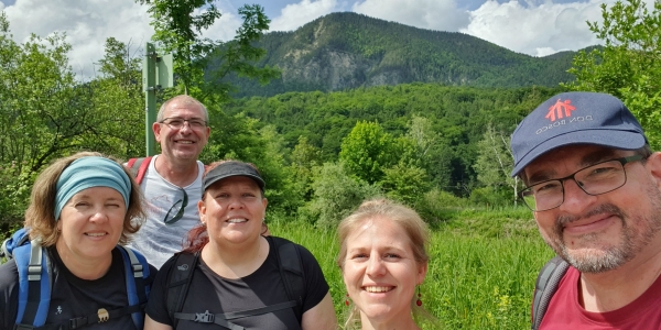 Kleingruppe im Grünen.jpg