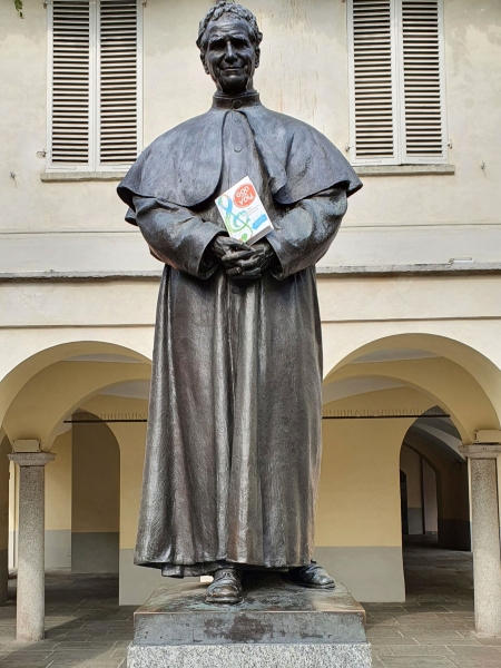 Don Bosco-Statue mit Liederbuch.jpg